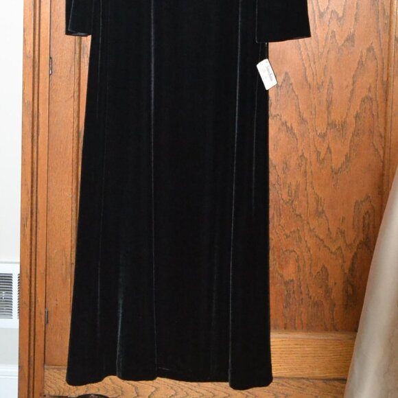 NWT Tahari Long Sleeve V-Neck Velvet Gown BLACK Neiman Marcus SIZE 4 - Picture 2 of 8